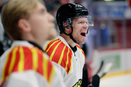 Brynäs Nicklas Danielsson reagerar mot domaren