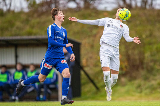 Hittarps IKs Teddy Bermudez tar ner en boll