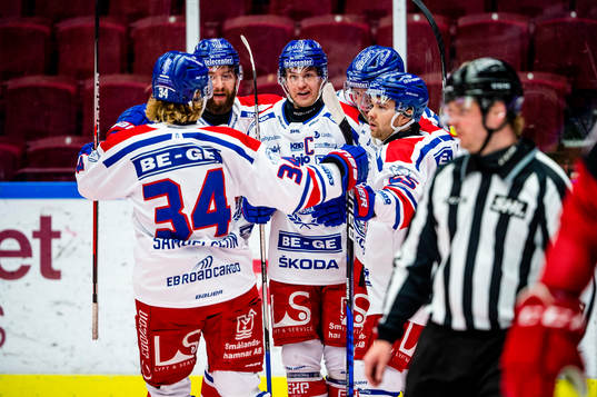 Oskarshamns Tomas Zohorna jublar med lagkamraterna