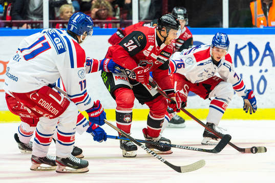 Malmö Redhawks Carl Söderberg i kamp om pucken med