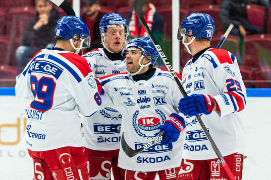 Oskarshamns Patrik Karlkvist (v) jublar med lagkamrater