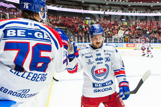 Oskarshamns Patrik Karlkvist (v) jublar med lagkamrater