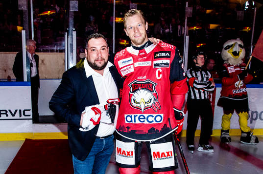Matchsponsorn Allpipe tar emot en tröja av Malmö Redhawks