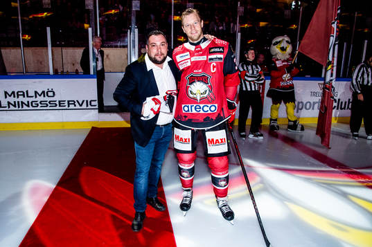 Matchsponsorn Allpipe tar emot en tröja av Malmö Redhawks