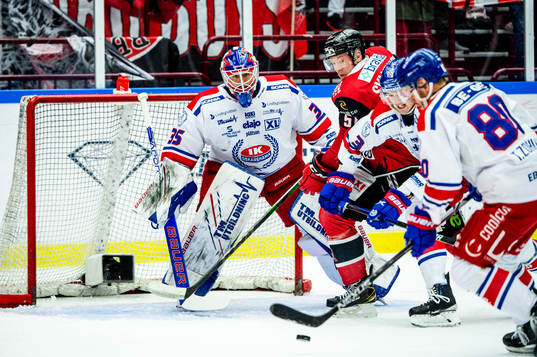 Malmö Redhawks Emil Sylvegård mot Oskarshamns målvakt