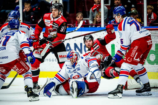 Oskarshamns målvakt Joe Cannata bjuder Malmö Redhawks