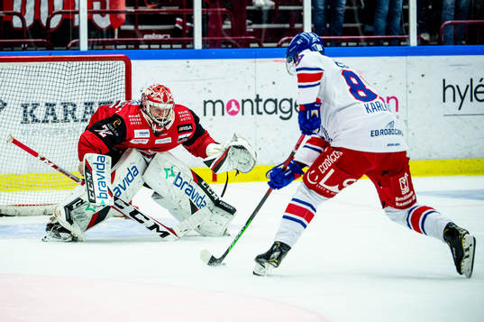 Oskarshamns Patrik Karlkvist på väg att sätta 0-3 på