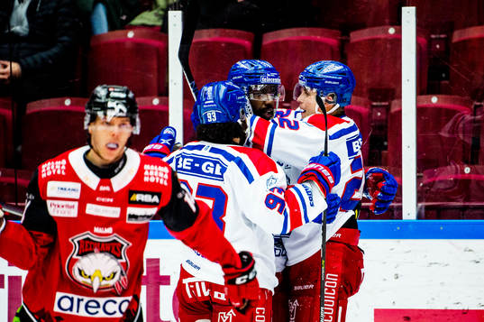 Oskarshamns Daniel Muzito-Bagenda jublar med lagkamraterna