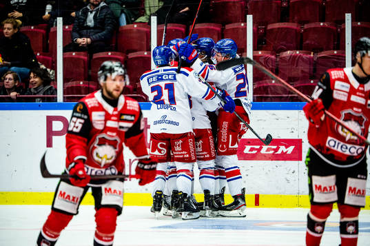 Oskarshamns Daniel Muzito-Bagenda jublar med lagkamraterna