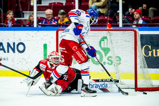 Oskarshamns Daniel Muzito-Bagenda mot Malmö Redhawks