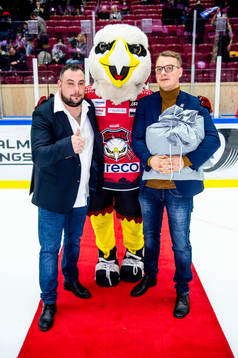 Matchsponsorn Allpipe med Malmö Redhawks maskot Hawkan