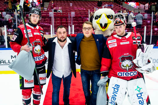 Matchsponsorn Allpipe delar ut pris till matchens lirare i