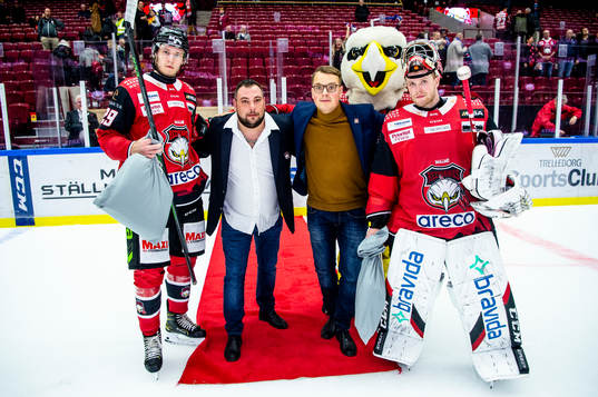 Matchsponsorn Allpipe delar ut pris till matchens lirare i