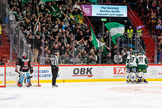 Örebros målvakt Jhonas Enroth deppar medan Färjestads