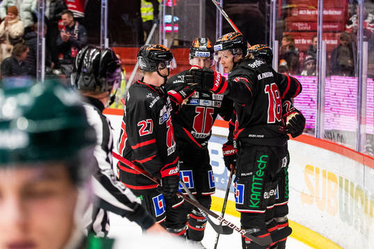 Örebros Rodrigo Abols jublar med lagkamrate refter 1-2