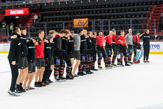 Örebros spelare tackar publiken
