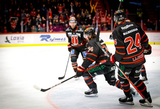 Örebros Nick Ebert jublar vid 3-2 med Rasmus Rissanen och