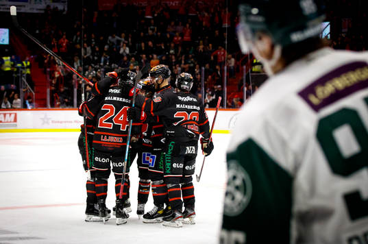 Örebros Nick Ebert jublar vid 3-2 med Jani Lajunen och