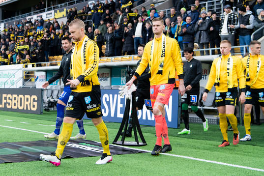 Elfsborgs Johan Larsson och målvakt Tim Rönning går in