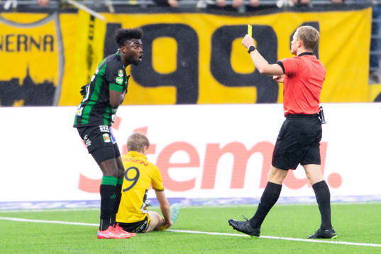 Varbergs Gideon Mensah får gult kort av Domare Fredrik