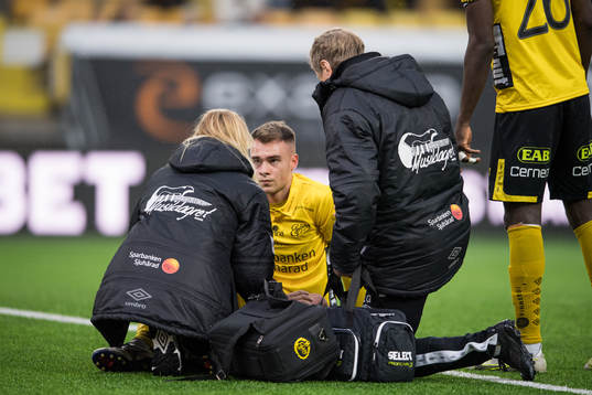 Elfsborgs Leo Väisänen blir sittandes och undersöks av