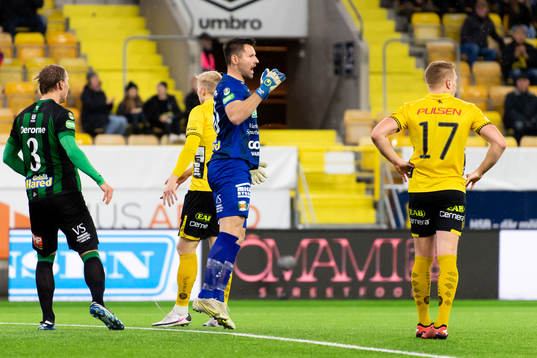 Varbergs målvakt Stojan Lukic jublar