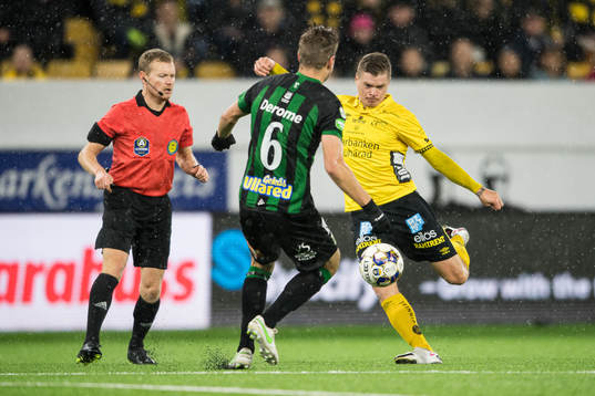 Domare Fredrik Klitte och Elfsborgs Samuel Holmén