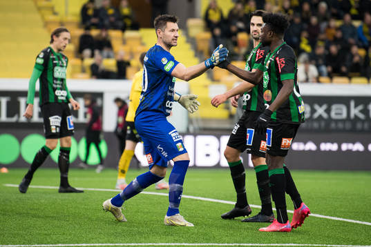 Varbergs målvakt Stojan Lukic jublar med Gideon Mensah