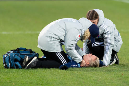 Djurgårdens Fanny Lång undersöks av medicinsk personal