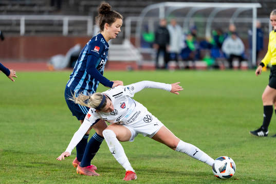 Djurgårdens Julia Walentowicz och Rosengårds Olivia