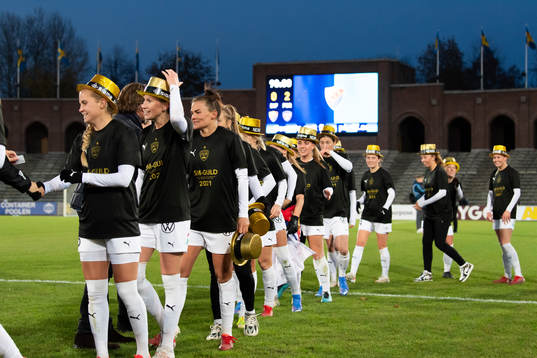 Rosengårds spelare jublar med guldhattar