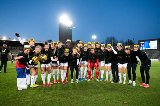Rosengårds spelare jublar med guldhattar