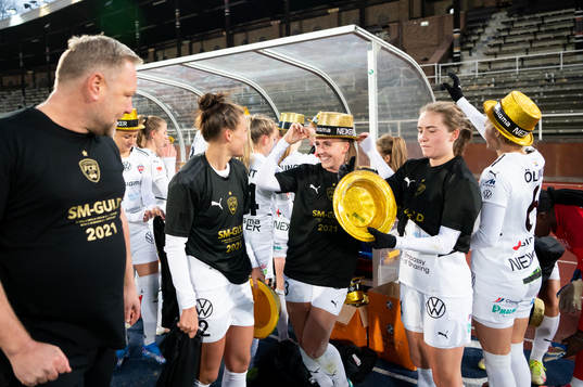 Rosengårds spelare jublar med guldhattar