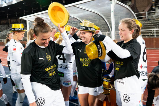 Rosengårds spelare jublar med guldhattar