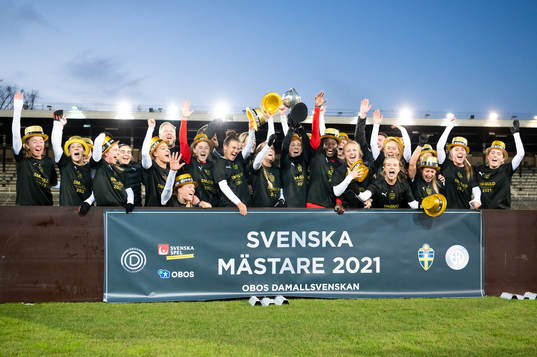 Rosengårds spelare jublar med pokalen