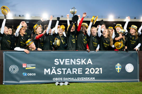 Rosengårds spelare jublar med pokalen