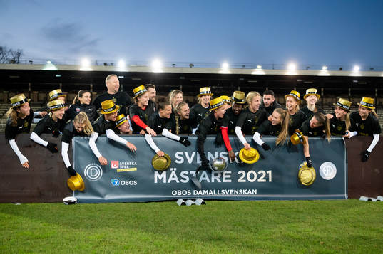 Rosengårds spelare jublar med pokalen