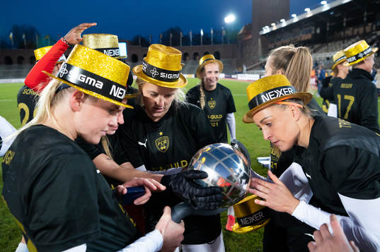 Rosengårds spelare jublar med pokalen