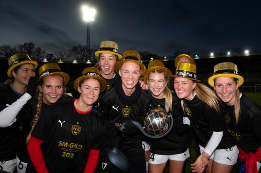Rosengårds spelare jublar med pokalen