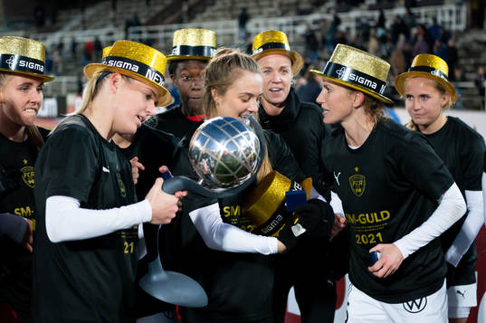 Rosengårds spelare jublar med pokalen