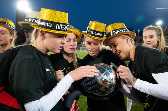 Rosengårds spelare jublar med pokalen