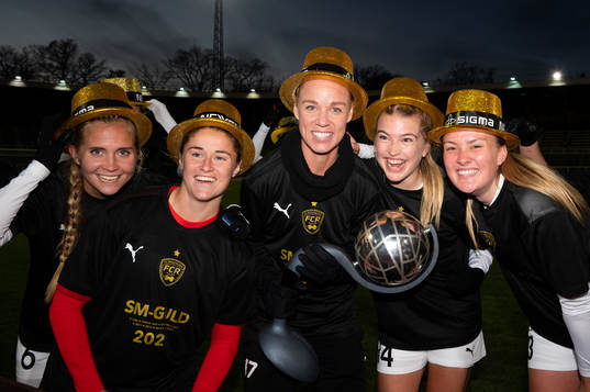 Rosengårds spelare jublar med pokalen