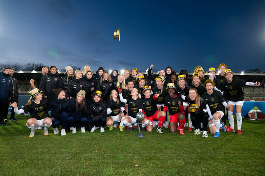 Rosengårds spelare jublar med pokalen