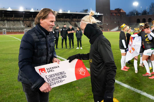 Fredrik Wastenson, Svenska Spel, lämnar över en  check