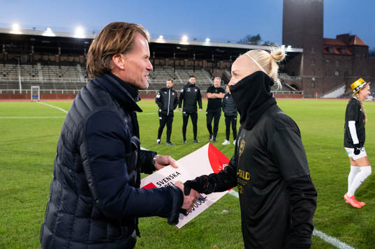 Fredrik Wastenson, Svenska Spel, lämnar över en  check