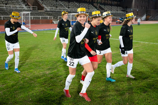 Rosengårds Olivia Schough jublar med guldhatt