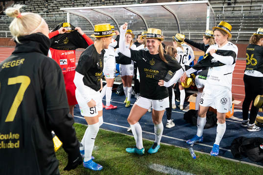 Rosengårds spelare jublar med guldhattar
