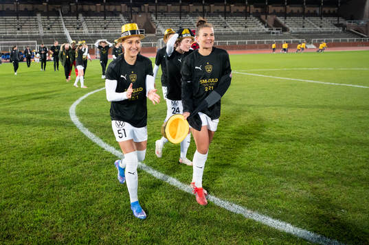 Rosengårds Sanne Troelsgaard jublar med lagkamrater