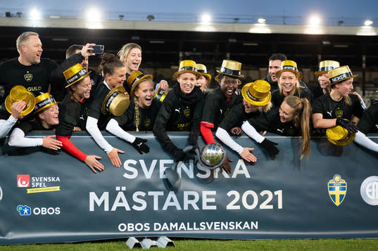 Rosengårds spelare jublar med pokalen