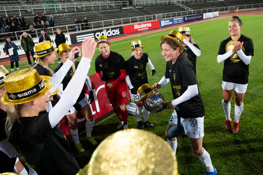 Rosengårds spelare jublar med pokalen